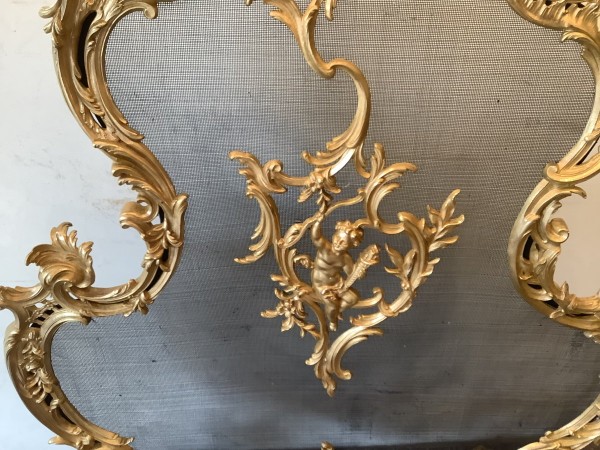 Pare étincelles ancien de style Louis XV en bronze doré à décor d